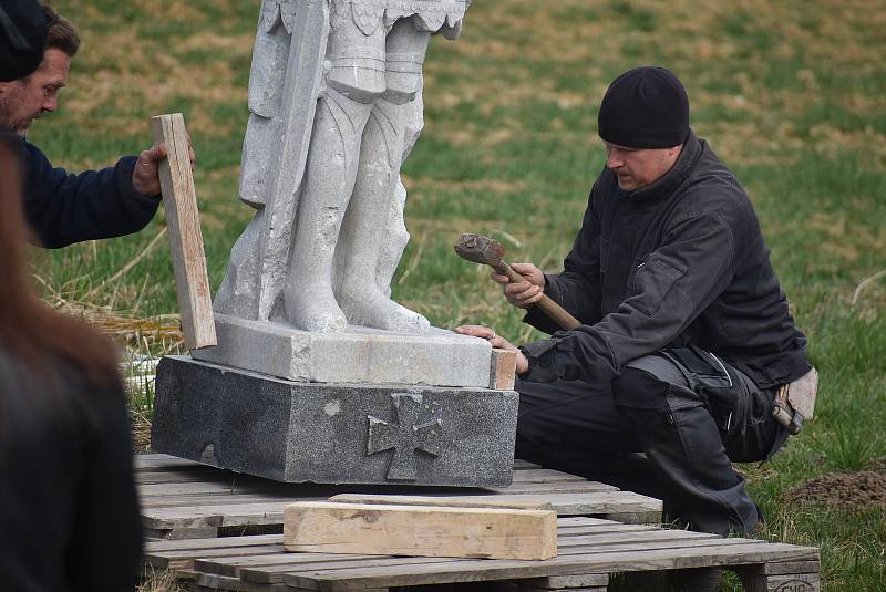 V Hlince před mnoha lety vandal změnil památník padlým  na Bezhlavého rytíře. V restaurátorské dílně rytířovi vrátí tvář, aby se zase stal důstojnou pietou.