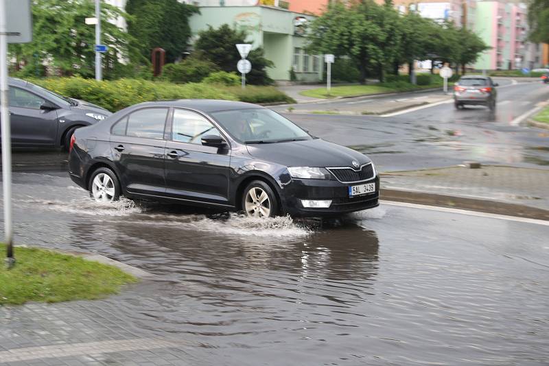 Kruhový objezd v centru Krnova poskytoval při každé bouřce fotografům efektní záběry, jak si řidiči poradili s brouzdalištěm. Tato krnovská atrakce už patří minulosti.