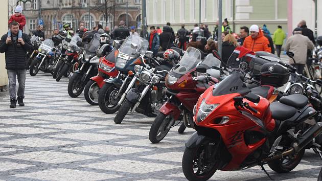 Malé Café na krnovském náměstí obklopily asi tři stovky motorek. Sraz motorkářů se propojil s dobročinnou vánoční sbírkou na Benjamin. Snímek z roku 2019. 