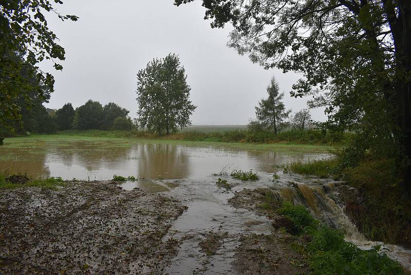 Situace na Osoblažsku je specifická tím, že se rozvodnila nejen řeka Osoblaha, ale i drobné potůčky a příkopy. Voda se valí po polních a lesních cestách a vytváří laguny.