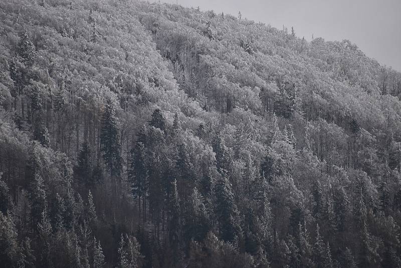 Krajina kolem Valšova v neděli odpoledne nabídla překvapivě ostrou hranici mezí sněhem a deštěm.