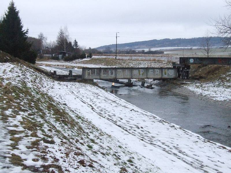 Likvidace železničního mostu přes řeku Opavici je v plném proudu.