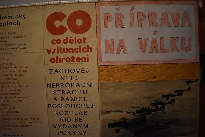 Domácí nástěnka v bytě důstojníků Československé lidové armády není fikce z Pelíšků.