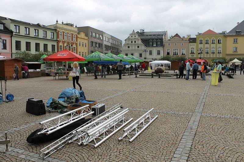 Páteční dopoledne patřilo na náměstí Míru a v jeho blízkém okolí přípravám na Dny města Bruntálu, které trvají až do neděle 22. června.