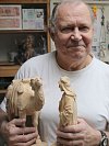 Bruntálský řezbář František Nedomlel s novými figurami, které letos rozšíří některé z jeho ručně vyřezaných betlémů.