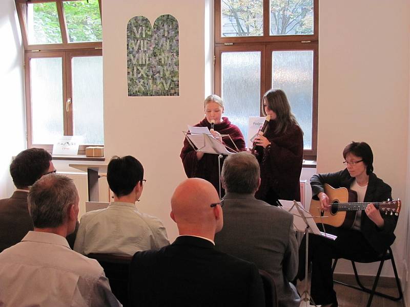 Spolkový dům U synagogy je projektem občanského sdružení Jesenický horský spolek. Jeho projekty na slavnostním otevření spolkového domu představili sourozenci Jan a Pavel Stejskalovi.