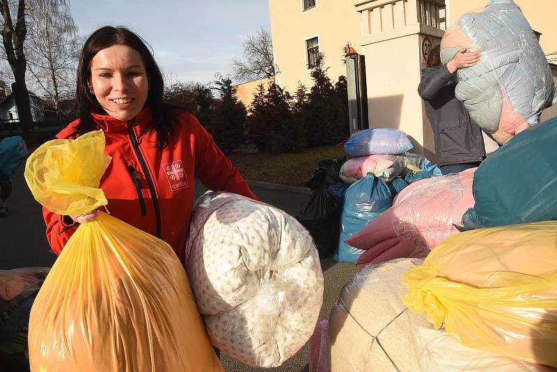 Nakládání materiálu v areálu Charity Krnov.