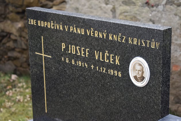 Poslední úvalenský kněz Josef Vlček zesnul v roce 1996. Dnes fara slouží jako Retromuzeum.