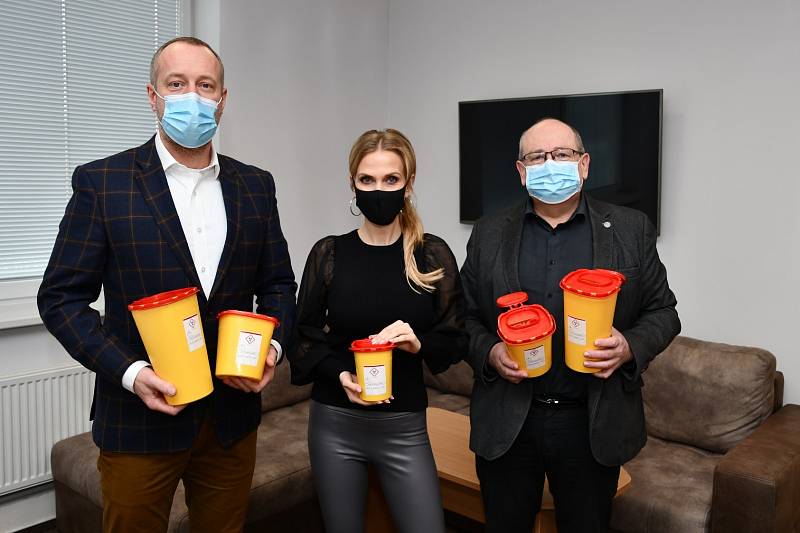 Generální ředitel Alfa Plastik Mgr. Tomáš Jursa přivezl s bruntálskou rodačkou a modelkou Michaelou Ochotskou do krnovské nemocnice dar v podobě 500 kusů zdravotnických nádob.