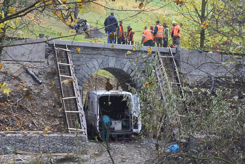 Železniční trať z Bruntálu do malé Morávky loni prošla nákladnou rekonstrukcí. Kraj i  provozovatelé turistických vlaků se obávají, že novela drážního zákona umožní její likvidaci.