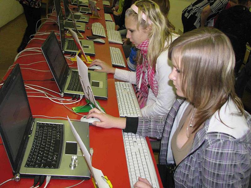 Počítačové klávesnice málem zavařili účastníci bruntálské soutěže pro studenty třetích ročníků středních škol a talentované mládeže.