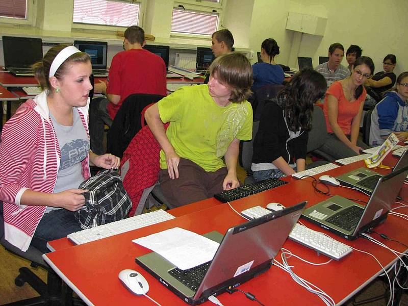 Počítačové klávesnice málem zavařili účastníci bruntálské soutěže pro studenty třetích ročníků středních škol a talentované mládeže.