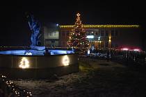Občané Dvorců svůj vánoční stromeček milují. Ten jejich je také zatím favoritem v soutěži Deník O nejkrásnější stromeček Moravskoslezského kraje. Prosinec 2022.