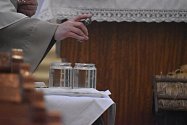 V kostele v Holčovicích proběhl tříkrálový obřad žehnání svěcené vody, křídy a kadidla 9. ledna 2022.