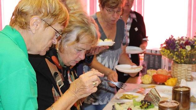 Kulinářský den ve vrbenské Střeše ukázal, že členové Spolku Přátelé Vrbenska i spolku Sami sobie mají lahodné pokrmy skutečně v lásce.