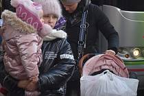 Do Krnova dorazily v neděli 27. února kolem poledne dva autobusy s uprchlíky z Ukrajiny. Ženy, děti a senioři pochází z partnerské Nadvirny. Polovina zůstane v Krnově, polovina po krátkém odpočinku pokračuje do dalších měst.