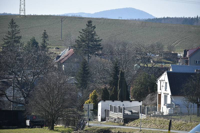 Svobodné Heřmanice leží na hranici okresů Bruntál a Opava. Máme je spojené hlavně se zatopeným břidlicovým lomem Šifr.