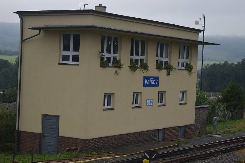 Nádraží ve Valšově čeká rozsáhlá demolice a rekonstrukce za 26 milionů korun. Co se stane s úplně posledním zabezpečovacím systémem Einheit?