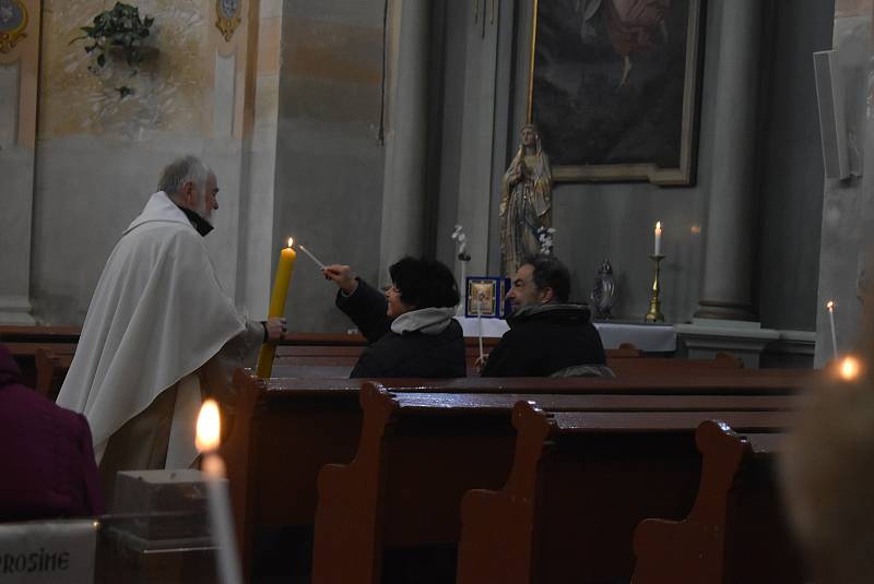 Slavnostní bohoslužbu Zmrtvýchvstání Páně v Holčovicích provázelo zapálení velikonoční svíce - paškálu, žehnání pokrmů a přání pokoje podáním ruky.