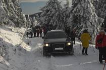 Řidič Audi oslavil Silvestra v Jeseníkách projížďkou po lyžařské magistrále na Vřesovou studánku. Když zapadl, přijel ho vyprošťovat Land Rover. Oba řidiči dostalo pokutu v celkové výši 30 tisíc korun.
