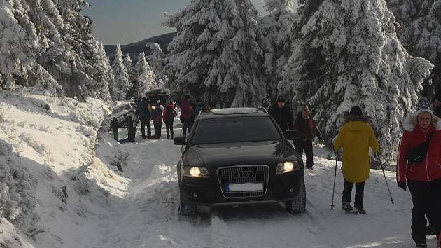 Řidič Audi oslavil Silvestra v Jeseníkách projížďkou po lyžařské magistrále na Vřesovou studánku. Když zapadl, přijel ho vyprošťovat Land Rover. Oba řidiči dostalo pokutu v celkové výši 30 tisíc korun.