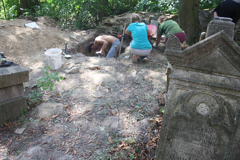 Dobrovolníci přijeli do Pelhřimov z celé republiky, aby pomáhali archeologům a pracovali na obnově gotického kostela v zaniklé obci.