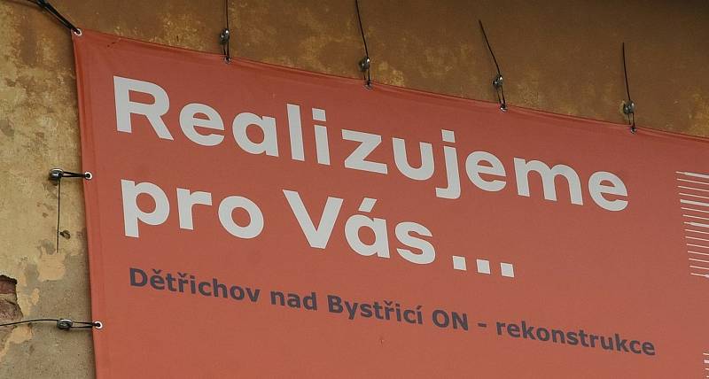 "Realizujeme pro vás rekonstrukci nádraží," tvrdí billboard na nádražní budově určené k demolici. Jde o zavádějící nebo výstižné tvrzení?