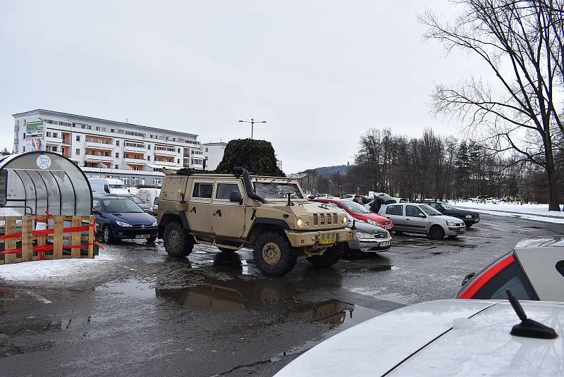 Díky vojákům, kteří pomáhají v domově seniorů, můžeme v ulicích Krnova obdivovat lehké obrněné vozidlo Iveco.