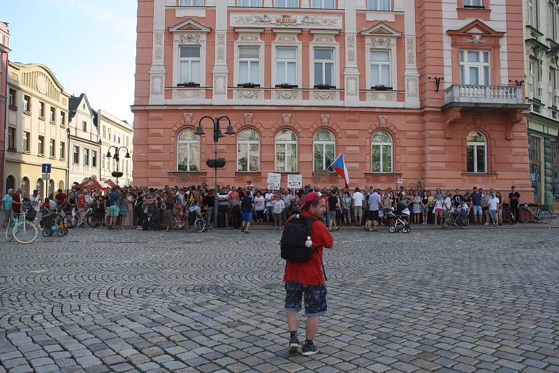 Demonstrace za nezávislou justici a proti vládě 11. června v Krnově.