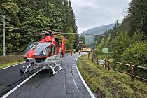 Vrtulník Letecké záchranné služby MS kraje při zásahu u nehody v Ludvíkově, 19. října 2023