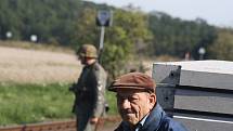 Úzkokolejka Osoblažka se vrátila do března 1945 díky fanouškům vojenské historie. Ti názorně předvedli cestujícím, co se zde mohlo odehrávat v posledních dnech války.