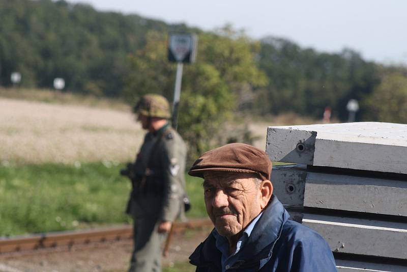 Úzkokolejka Osoblažka se vrátila do března 1945 díky fanouškům vojenské historie. Ti názorně předvedli cestujícím, co se zde mohlo odehrávat v posledních dnech války.