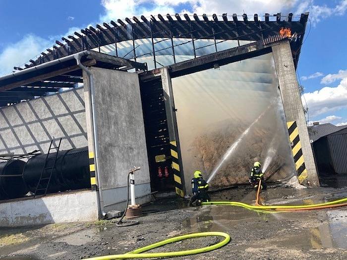 Požár střechy budovy s posypovou solí v Bruntálu, 9. srpna 2022.