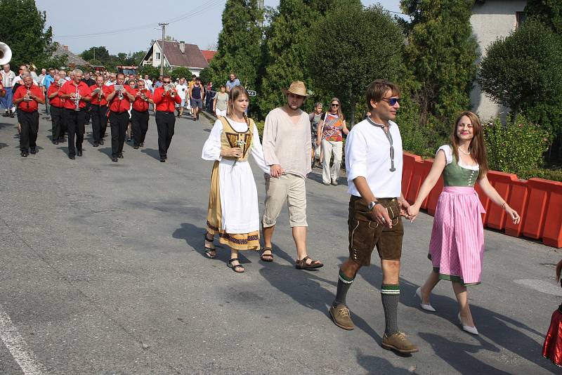 Dříve jsme byli zvyklí jezdit na dožínkové slavnosti do Polska. Nejdřív se tato tradice vrátila do Slezských Rudoltic. Rudoltické dožínky si našly řadu příznivců a dnes už patří k nejvýznamnějším událostem roku.
