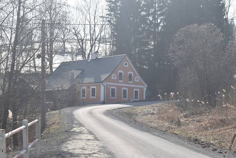 Dolní Moravice leží pod hřebeny Jeseníků. Kromě 388 místních obyvatel zde potkáte také spoustu chatařů, chalupářů a turistů.