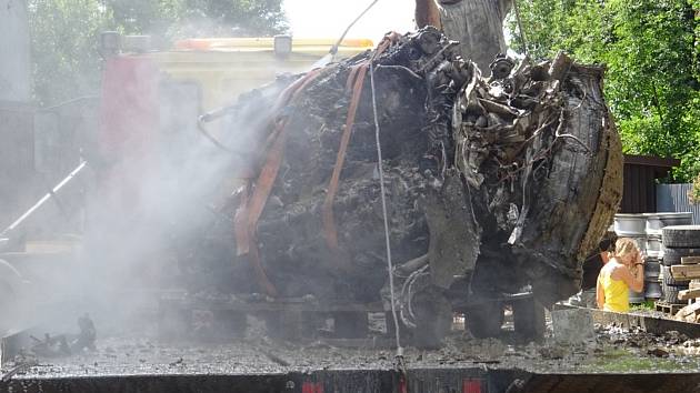 V lese u Karlova se podařilo vykopat a vyzvednout celý motor Šturmoviku. Po prozkoumání a konzervaci se stane exponátem muzea v Osoblaze.