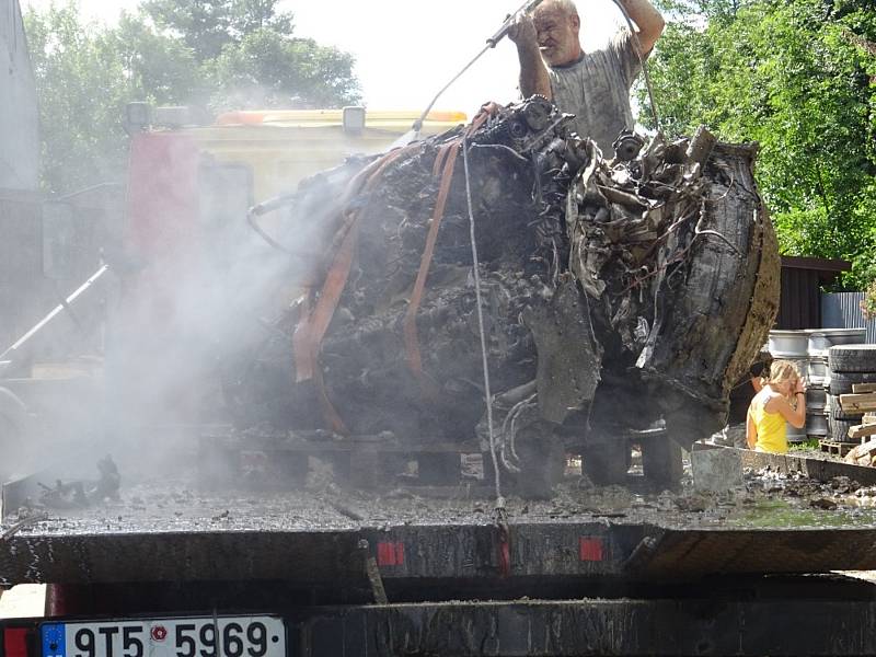 V lese u Karlova se podařilo vykopat a vyzvednout celý motor Šturmoviku. Po prozkoumání a konzervaci se stane exponátem muzea v Osoblaze. 