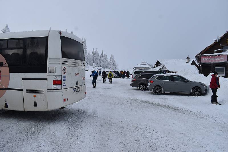 Cesta z Hvězdy na Ovčárnu neproběhla podle plánu. První kyvadlový autobus uvízl v hlubokém sněhu a uvěznil dva další, které jely za ním. 5. února 2023