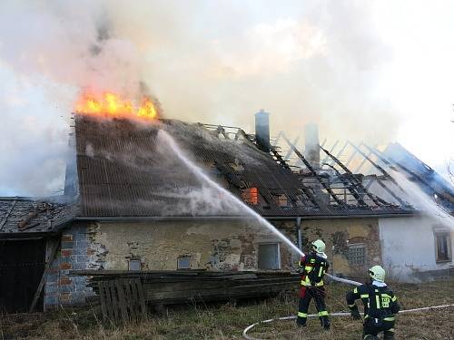 Čtyři jednotky hasičů zasahovaly v neděli u požáru střechy letitého rodinného domu či bývalé usedlosti, používané k rekreaci.