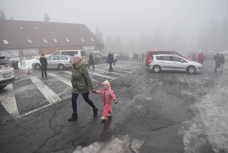 Obleva na hřebenech Jeseníků nabídla návštěvníkům mimořádnou atrakci: čvachtání břečkou na Praděd.