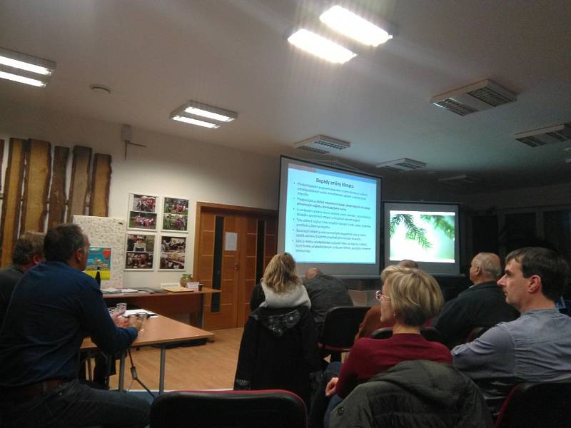 Jan Unucka, hydrometeorolog z Českého hydrometeorologického ústavu (ČHMÚ), zavítal v rámci svých přednášek také do Karlovy Studánky a  Vrbna pod Pradědem. Svou prezentaci nazval  Voda v krajině Jeseníků. Foto: Andrea martínková