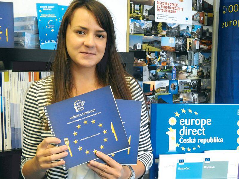 Vedoucí Informačního střediska Europe Direct Bruntál Lucie Musialová s publikací, věnovanou rozličným pokrmům evropských zemí.