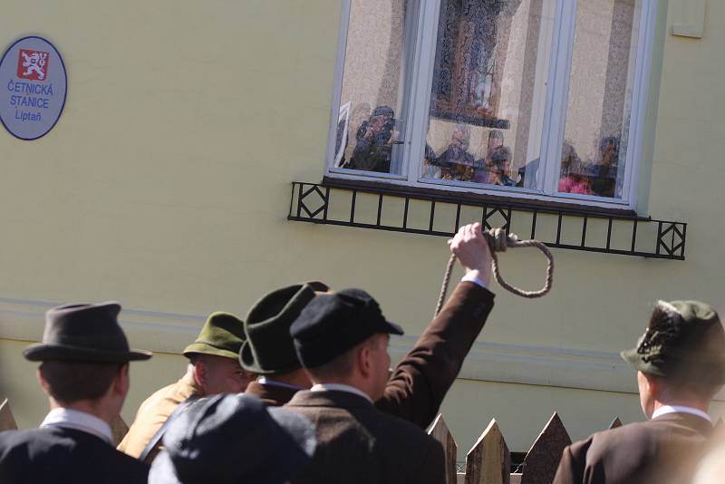 Osmdesáté výročí Liptaňské tragédie kromě pietního kladení květin k památníkům letos provázela také rekonstrukce této události.