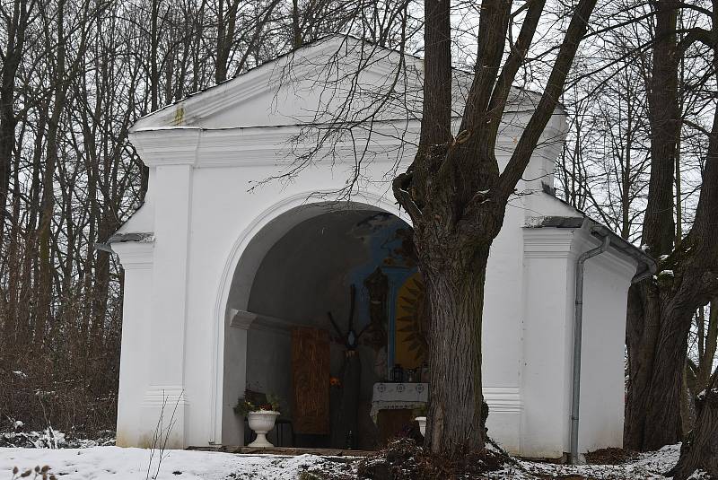 Tábořiště polských vojáků před pelhřimovskou kapličkou označuje tajemná tvář vyřezaná do stromu.