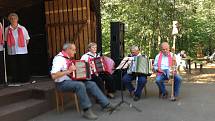 Přijďte v sobotu 11. září do Úvalna zažít tradiční sraz harmonikářů pod rozhlednou.