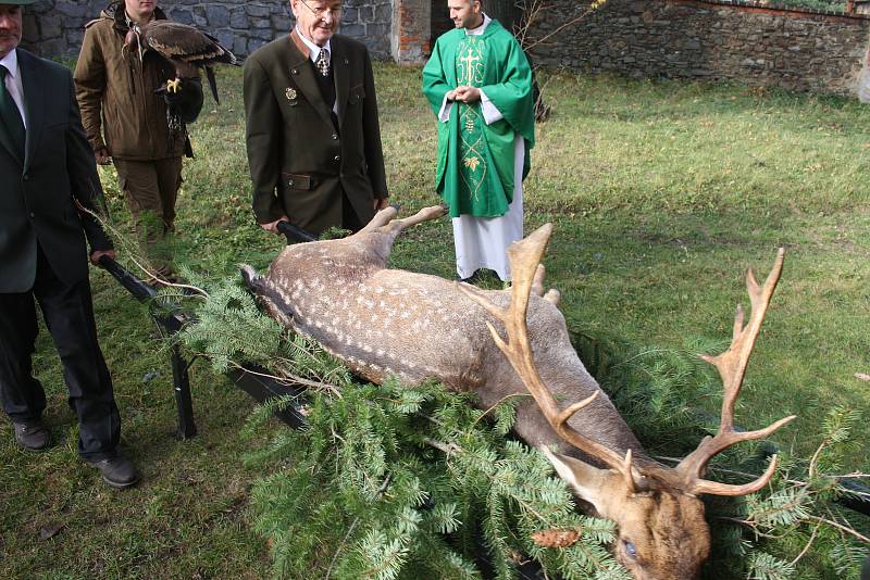 Myslivci z Třemešné oslavili svátek svého patrona svatého Huberta slavnostní mší plnou pradávných rituálů.