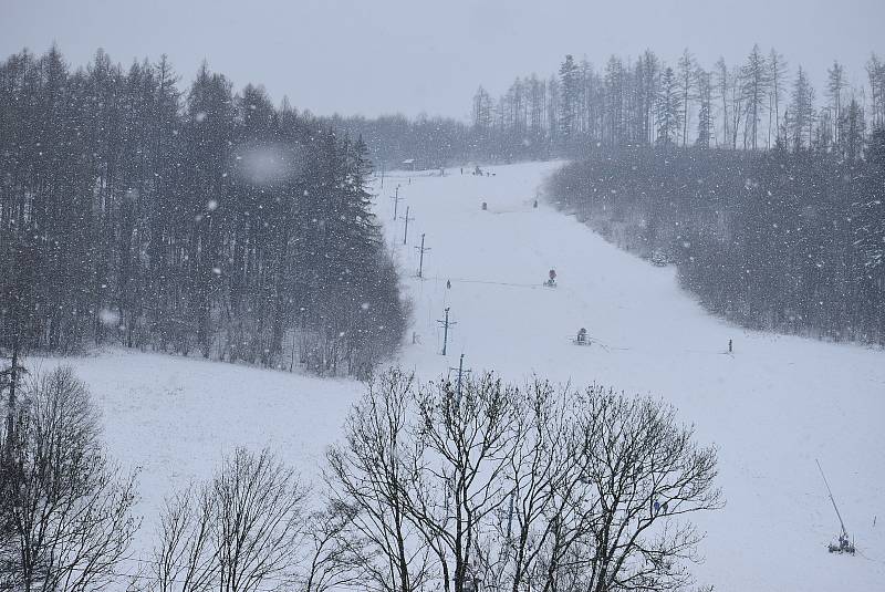 Kromě pejskařů, sáňkařů a rodin s dětmi dorazili na sjezdovku ve Vraclávku dokonce i dva lyžaři. Sobota 9. ledna 2021.