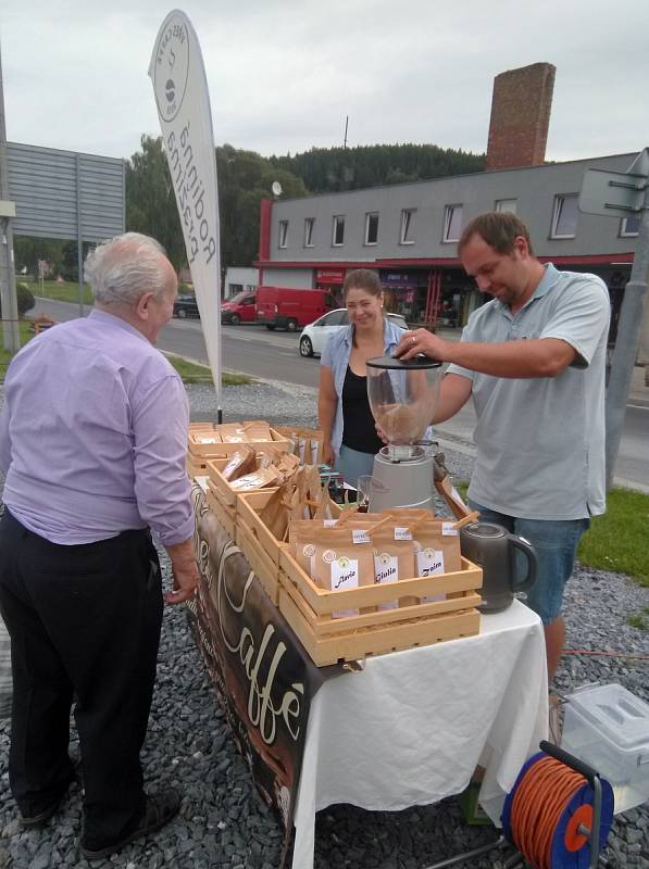 První farmářský trh na vrbenském náměstí nabízel čerstvé potraviny, produkty regionálních farmářů i rukodělné a řemeslné výrobky českých výrobců a producentů.