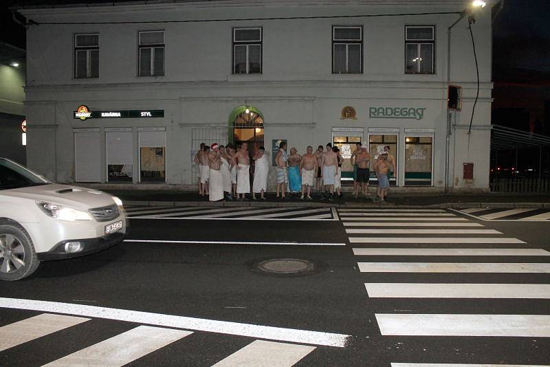 V Bruntále má saunování dlouholetou tradici a spoustu příznivců. Saunaři na konci prosince pořádají Běh saunařů, kdy vyrazí společně na krátkou trasu, oděni jen v plavkách či prostěradlech.