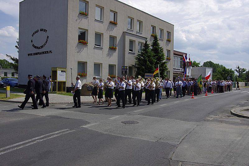 Komprachtice přišly s nápadem vyjádřit partnerství měst formou kamene přátelství. Na jeho slavnostní odhalení přijely delegace z Města Albrechtic a z německého města Hasbergen.